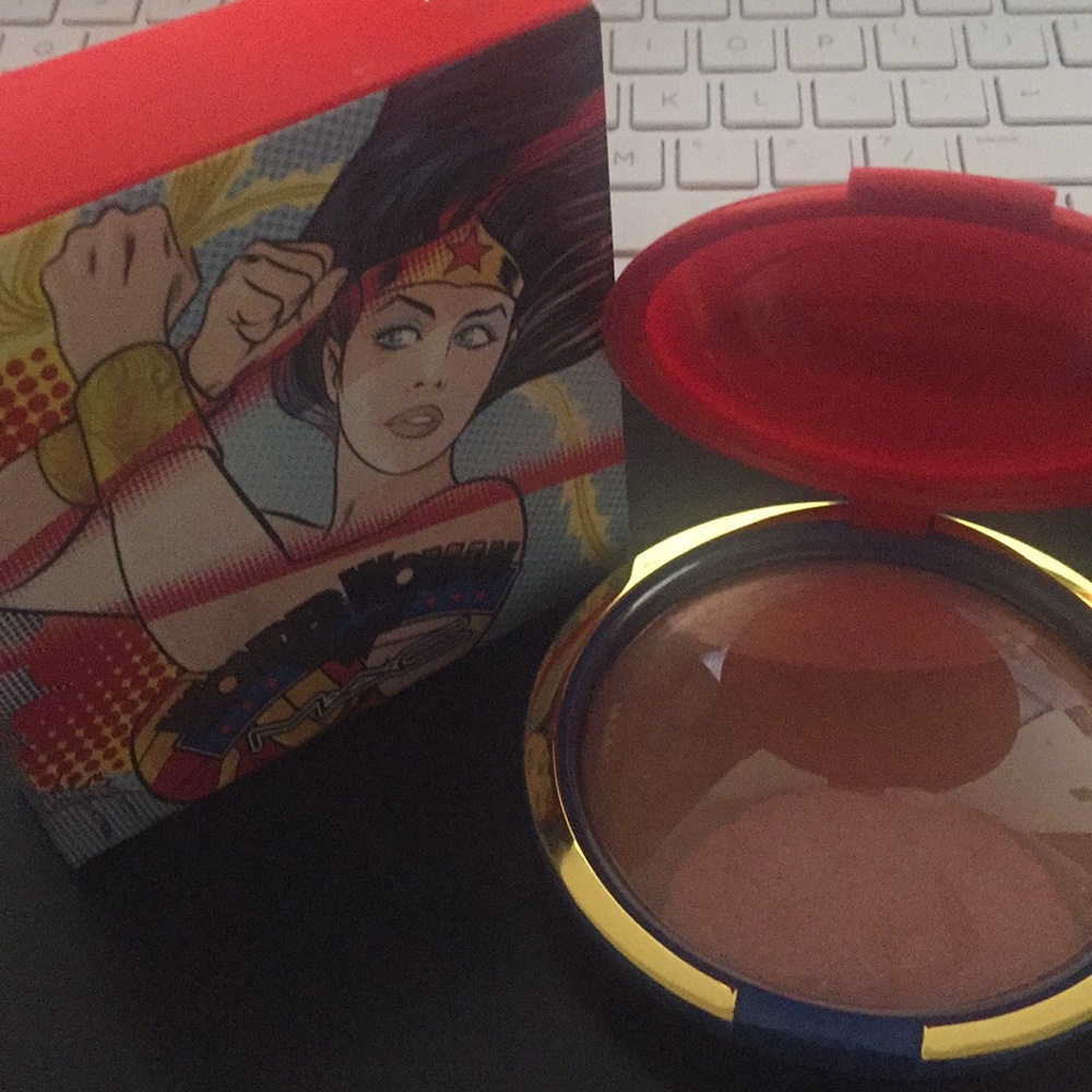Mac Cosmetics Wonder Woman MSF - Picture 2 of 8